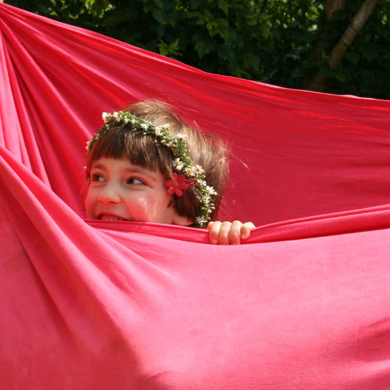 Ein Kind eingewickelt in ein rotes Tuch